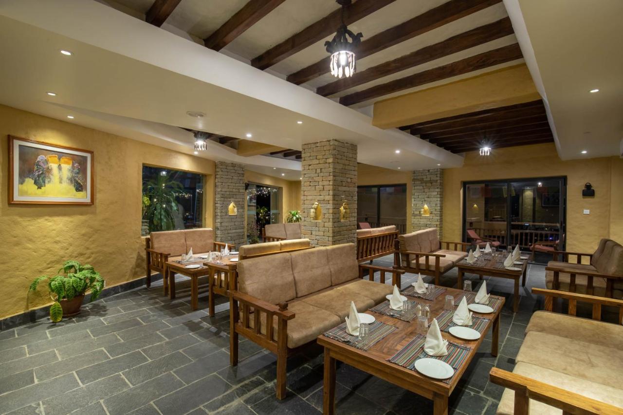Bar Peepal Resort Pokhara Exterior foto The restaurant at the resort