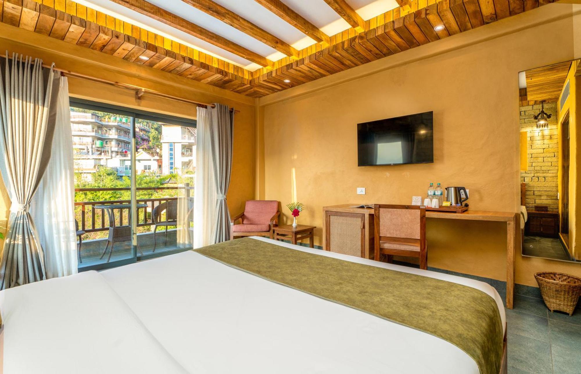 Bar Peepal Resort Pokhara Exterior foto Deluxe Room